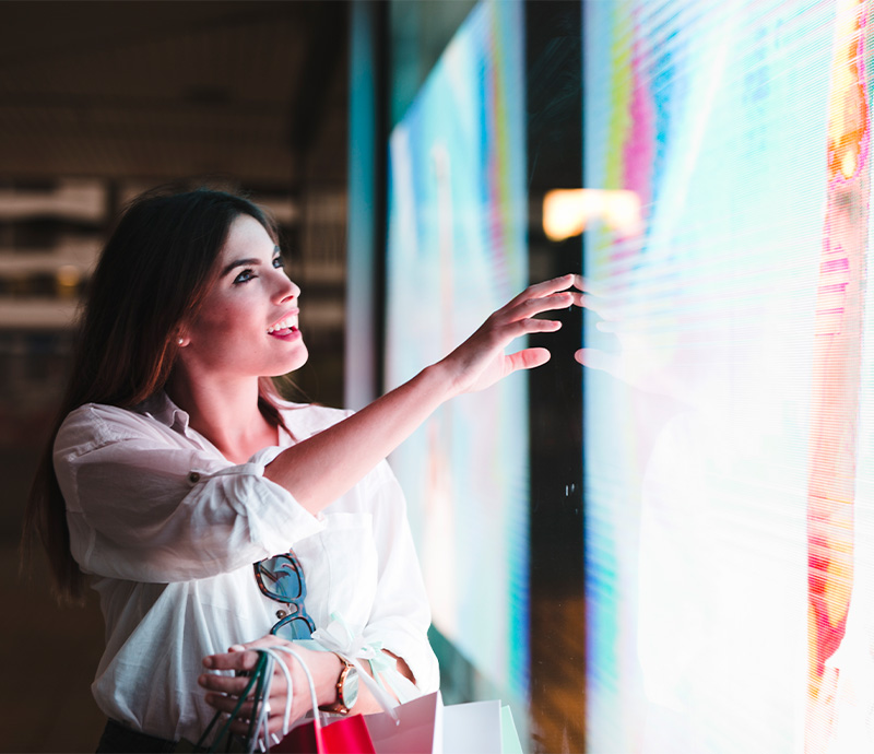Paneles digitales y pantallas interactivas. El futuro del retail pasa por mejorar la experiencia de compra