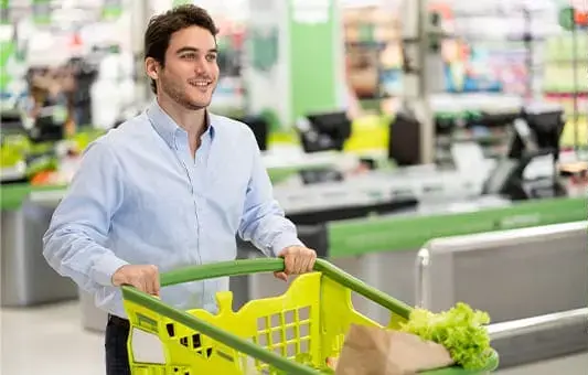 Cliente con carro Shop&Roll en supermercado