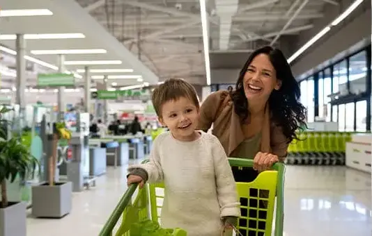 Familia con niño en carro de la compra