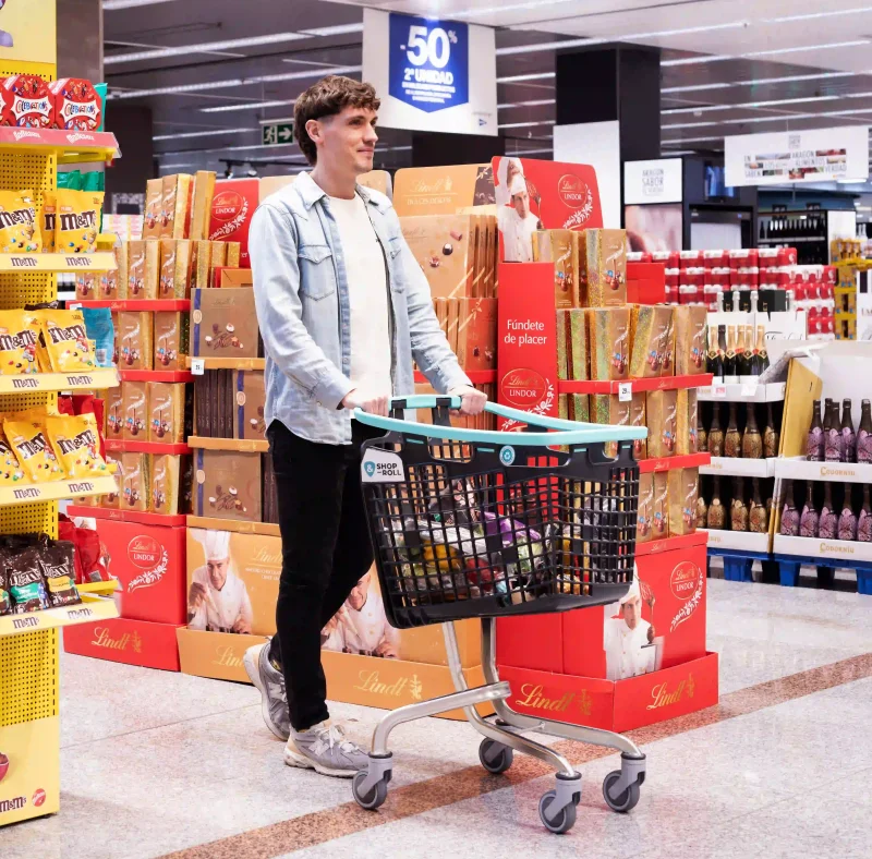 Cliente comprando en supermercado con carro Shop&Roll